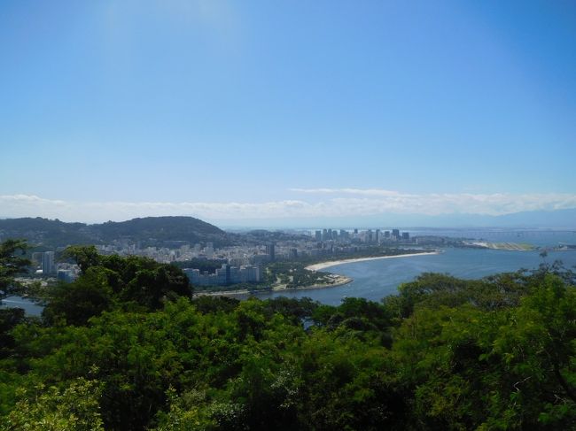 こちらの海岸はフラメンゴ海岸ですね。海岸近くにホテルなどの高層ビル群があります。
