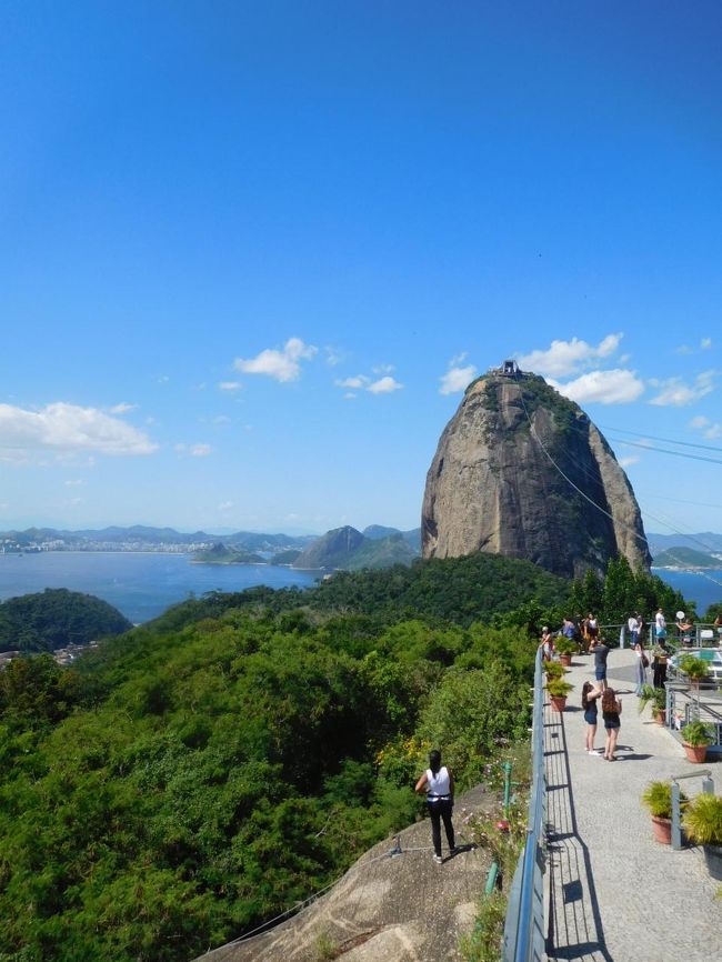 巨大都市の中心に、このような巨大な奇岩があるのは他にあるでしょうか。ため息が出るようなシーンです！