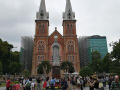 2018年3月3日（土）　2日目　サイゴン大教会　

小路を出ると、目の前に「サイゴン大教会」。記念写真を撮る人達の多くから中国語や韓国語が聞こえてくる。うるさいからなおさらか。