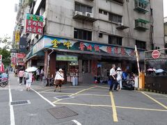 台北に戻ったらちょうどお昼時。中正紀念堂駅前の金峰魯肉飯で昼食です。回転は早く、ちょっぴり並ぶだけですみました。