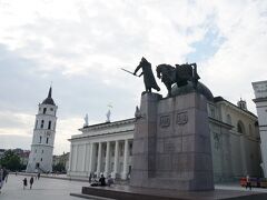 夜明けの門通りを1.5キロほど歩いてヴィリニュス大聖堂がある広場に到着。
像はリトアニア大公国の創始者であるゲディミナス。
広い広場は散歩している人やスケボーしている若者達がいる。