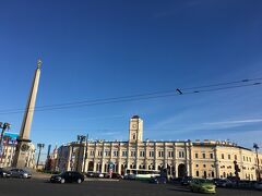 インペリアルポルーセンの工房も気になりましたが、今回はパス。
（次回はあるのか？）
ようやく鉄道のモスクワ駅が見えてきました。ロシアの鉄道は行き先の終着地点が駅名になっているので、モスクワに行きたいときにはモスクワ駅から列車にのればOKです。
私たちはモスクワにはいかないので、ここからメトロに乗ります。

メトロについては次の旅行記に書きます♪