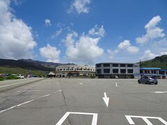 9:50頃、阿蘇山西駅に到着。ロープウェイは運休中で、中岳火口まで代行バス（ループシャトル）が運行していますが、大した距離ではなさそうな割に片道750円もするので、歩いて中岳火口へ。