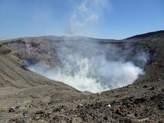 火山活動の状況によっては火口見学が規制されますが、幸い中岳火口を見学できました！風向きの関係か臭いは特に感じず、火山湖の水面が時折見えました。