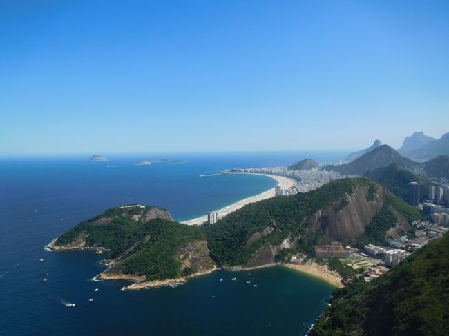 ポン・ジ・アスーカに到着しました。さらに高い場所から、海岸線からコパカバーナ海岸、周辺の丘や山々まで見れる絶句するような風景です！時刻は14時。これからポン・ジ・アスーカからの眺望を堪能します。続きは旅行記ポン・ジ・アスーカ２へ。