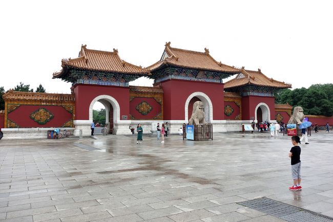 6月17日<br />ホンタイジ（清朝2代皇帝）が祭られている北稜公園へ。正面入り口（南門）。