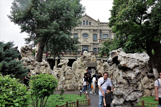 引いて撮影するとなんやわけわからん岩やら木が邪魔。子連れのじーさんも邪魔。<br /><br />ここは人気。特に若い人に人気のようで。<br />親子とも共産党とは縁のない人だが中国の英雄なんだなぁ。<br /><br />また「中原の虹」読もう。