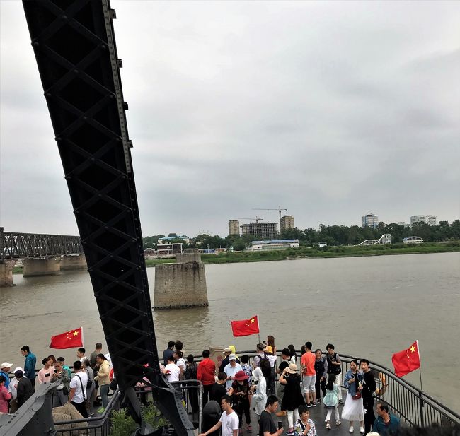 鴨緑江断橋の突端。<br />結構北朝鮮が近い。ン～意外に近い。<br /><br />河が綺麗で流れも急でなければ、十分泳いでいけそう。<br />撃たれるけど・・・<br /><br />遊覧船もあって乗ってみたかったが、時間がなくあきらめた。