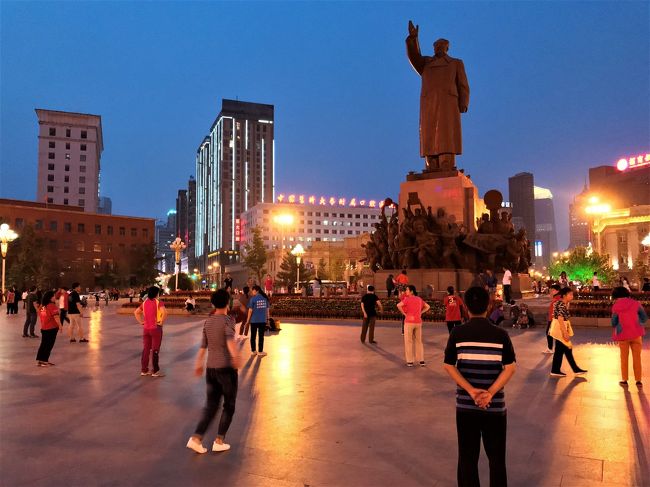 市中心部のロータリー。<br />お決まりの・・・毛主席と瀋陽おばちゃんダンサーズ。<br />ん～？　上海おばちゃんダンサーズより踊りにキレがあるな。<br />毛主席の前だからか？