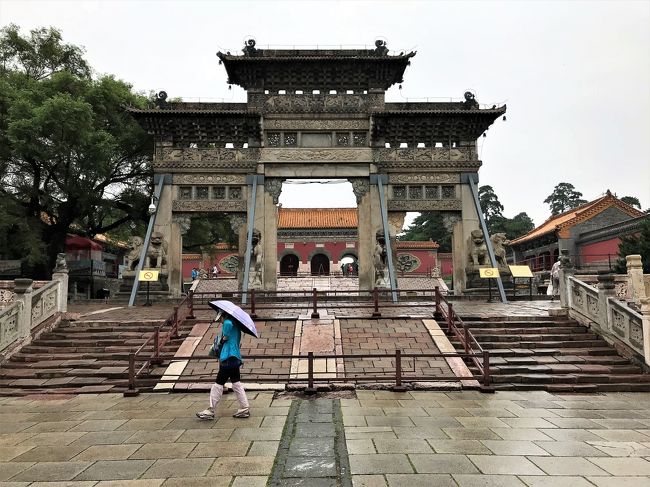 東門から入場したのだが、途中の案内標識に騙されて（見落として？）随分遠回りしてしまう。<br />歩く距離は感覚的にはあまり変わらないので、素直に正面入口（南門）から入ったほうがいい。南門からならメインストリートをまっすぐだ。