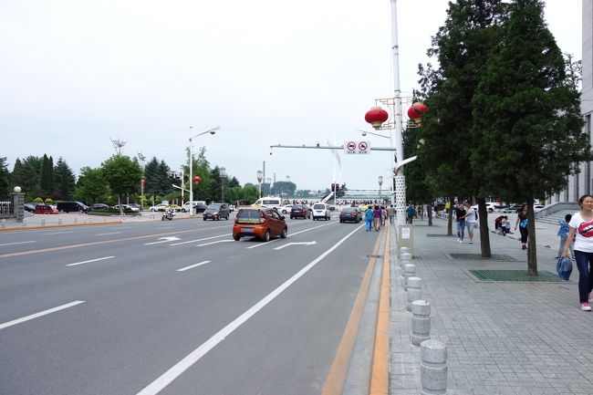 駅前広場を右に曲がり約1㎞。<br />タクシーやリヤカーのような乗り物もあるが、当然徒歩。<br />執拗な客引きは無い。