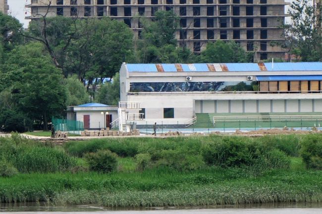 北朝鮮側に人影、2人。見えるかな？<br />中央付近と、緑の柵の左端。<br />デジカメのデジタルズームで撮ったのでボケボケだが。