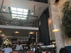 ランチ店を探しにブラブラ。
図書館の改修予定写真を見て感激していたら、
やたら人が入るイタリアン店を見つけた

以前に行ったパサージュ近くジャンポールゴルチェのお店の代わりに入った
イタリアン 　Daroco
http://www.daroco.fr/

こちらは日本語で訪れた方のブログhttps://madamefigaro.jp/paris/blog/keico/2daroco.html
時間も早かったので、運よく予約なしで入れた。
天井が鏡ばりのお洒落なレストラン。