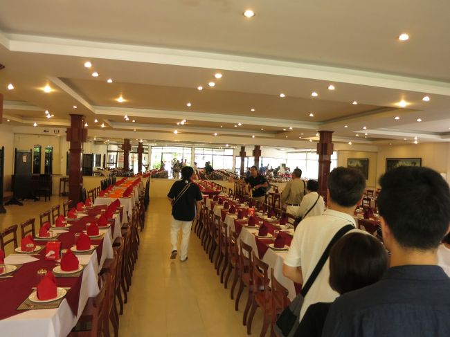 内装も椅子やテーブルも小奇麗なレストランですね。( ^)o(^ )