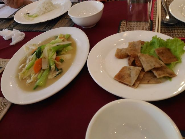 日本人、タイ人、カンボジア人の利用が多く、日本人には食べやすい味付けのクメール料理が多いです。<br /> ツアー客の応対に慣れており、安心して任せられるレストランの一つだそうです。(^^♪