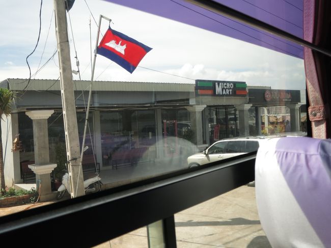 昼食を食べた後、バスでプノンペンに向かいます。