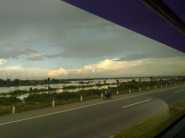 トンレサップ川に沿って５時間ほど走ります。<br />