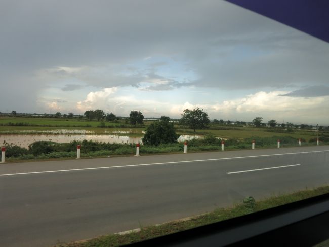 <br />プノンペン市内で夕食を摂ってから空港に向かいます。