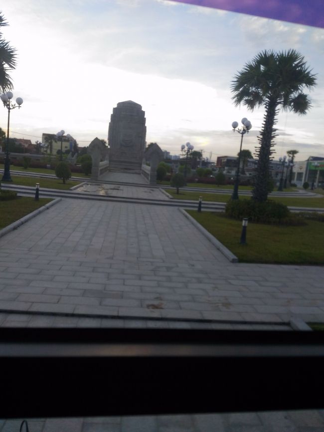 プノンペンを出る時に見た建造物が見えて来ました。<br />そろそろプノンペンに入ってきました。<br />