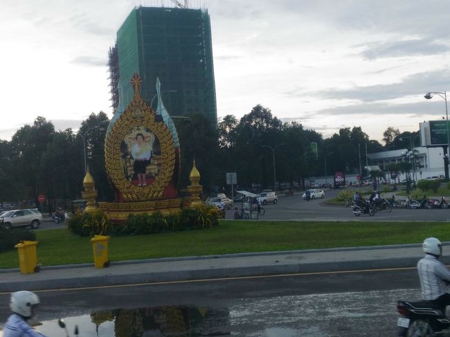 ロータリーには大きな肖像写真。