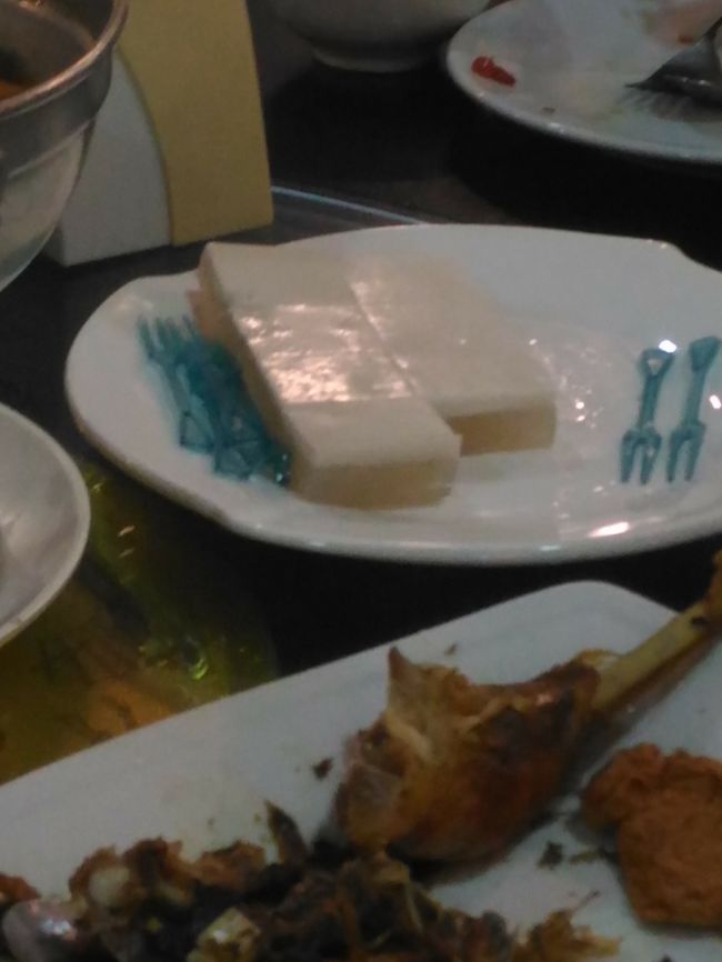 デザートもしっかりと頂いて夜の腹ごしらえも完了。<br />では空港に向かいましょう。