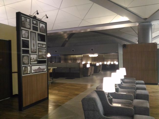 ソファーもゆったりとしていて寛げます。<br /><br />確かここでアルコールを少々飲んだ記憶があるのですが、写真がありません。<br />食事、飲み物などは充実していたと思います。<br />