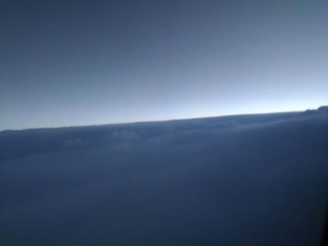 機内から撮った夜明け直前の空。<br />