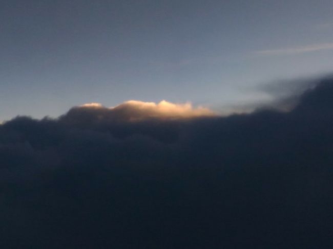 雲の上に日の出の光が差して来ましたねー。<br /><br />夜明けです。
