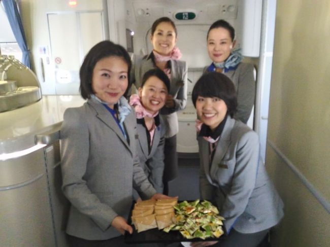 そうこうしてる内に朝の支度も一段落しましたので、お世話になったクルーの皆さんの記念写真を撮影させて貰いました。<br />