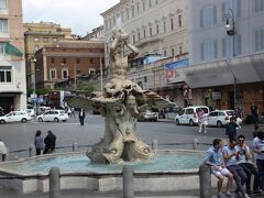 14:45トリトーネの泉があるバルベリーニ広場に到着。