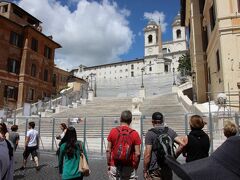 15:05スペイン広場。スペイン階段は工事中で登れません。