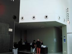 乗り継ぎながら
夜の10時過リスボンのポルテラ空港到着
遅いので空港のホテルにチェックイン
