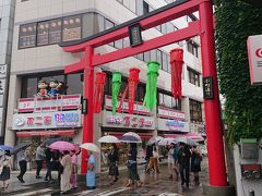 続いて、小町通りへ
雨なのですいてはいますが、平日ではありますが午後には混み始めていました
鎌倉はやはり人気ですね