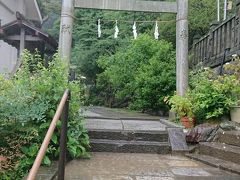 続いて大雨に濡れながら・・・長谷寺からぐるっと住宅街を回って御霊神社へ
こちらからだと少しわかりづらいかもしれません
この横のお宅にもあじさいがきれいに咲いていました