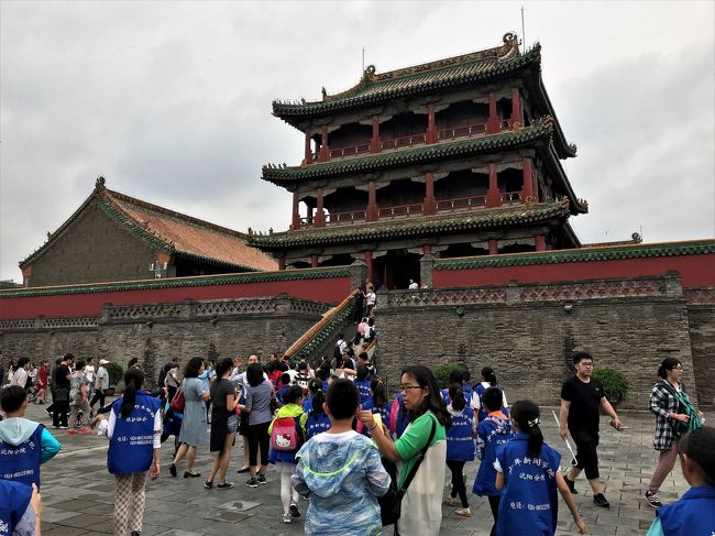 故宮も人気の観光地。<br />このころには朝から歩き疲れて、昼食もまだだし、もうヘトヘト。<br />そういえば朝ホテル出てから、一度も座ってない。