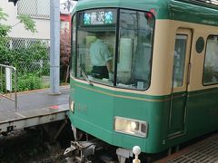 鎌倉駅西口から江ノ電へ
今日は初めて江ノ電に乗ります
ここあたりから雨が少しずつ強くなってきました
江ノ電の行き先表示板もあじさいなんですね
鎌倉はこの時期あじさい一色です