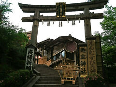 地主神社はまだ営業時間？外。でも門は空いてました。
少しだけお邪魔しましたよ。