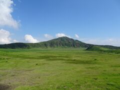 食後は草千里を散策。向こうに見えるのは烏帽子岳。