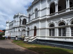 最初の観光はコロンボ国立博物館です。
４トラで知りました。スリランカの貴重な文化財が網羅的に数多く展示され、非常に見応えがあります。
「スリランカではここに来れば、他の博物館は無視して良い」とさえ言えるほど充実した展示です。