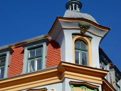 窓の周りにも木々の葉やお花のモチーフ。
1903年に建てられた建物だそうです。