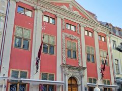 アールヌーヴォーだけではありません。
美しいバロック建築のレイテルン家の建物。
今はロックカフェ。エレキギターとバロック建築、合わんのぅ～。