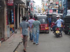 ペター地区。コロンボ最大の商業ゾーン。
「値段はどの店も同じ。9割以上が中国製」とドライバーのサミーラ。
ひっきりなしに人と車が行き交います。サミーラの車両感覚は抜群。