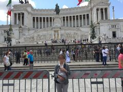 11:50ホテル近くのバス停で待ち始めてから約1時間後に、漸くローマ中心のヴェネツィア広場に着きました。写真は昨日バスの窓から眺めたヴィットリオ・エマヌエーレ2世記念堂です。