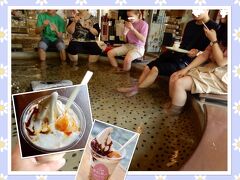 「ゆあみ屋の足湯」 ジミソース温玉ソフトを食べながら～♪
 
地味噌を使ったジミソース × 温玉ソフト （キャラメル風味）￥460