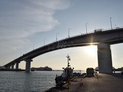 大きな橋の向こう側にはまさに沈もうとしている夕陽が！
橋は歩道があるようなので、夕陽を眺めるために橋の上に行ってみることにしました