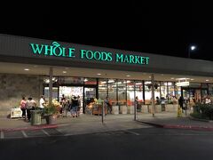 ハワイ・カハラエリア『Whole Foods Market』

『ホールフーズ マーケット』カハラモール店のエントランスの写真。

また今回もいつものようにオーガニック商品を購入します。