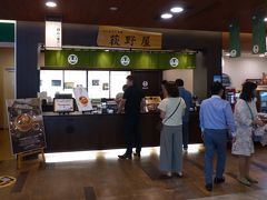 ここはサービスエリア自体を荻野屋さんが運営しているのですが、やはりメインは「峠の釜めし」ですよね！

15時というランチタイムを外れた時間ながら、常にお客様が並んでおります。