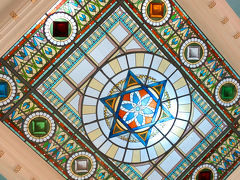 美しい天井のステンドグラス。中心にはダビデの☆