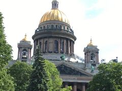 店員さんも忙しく、捕まえるのに一苦労でしたがなんとかお会計をして、お腹も満たされたところでいざイサク大聖堂へ！余談ですが、カフェはなかなか混んでおりレベルもお高めですが、店員さんがみんなかわいいので、機会があったら是非挑戦していただきたいです。

話は戻り、イサク大聖堂です。地球の歩き方先生もおっしゃっている通り、サンクトペテルブルグ最大の観光地ゆえにチケット売り場はかなりの観光客で賑わっていました。

現在の建物は4代目。1819年に建設が開始され、完成には40年費やされたようです。完成までに3人もの皇帝が携わっているとのことで。歴代の皇帝が行った様々なことを見てきたのでしょうか。

関係ないですけど、手前の芝生には日曜ってことのあって家族で日向ぼっこしてたり、キャッチボールならぬキャッチペットボトルしてる兄弟とかいて微笑ましかったです。