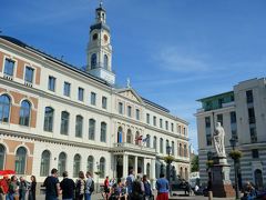 旧市街西側にある市庁舎広場へやってきました。
右下の像は聖ローランドの像。リガの守護聖人です。
白い建物はリガの市庁舎。